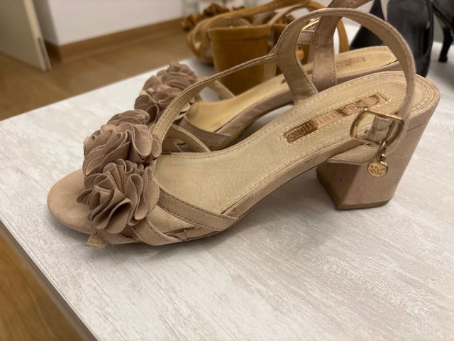 Zapatos tacón beige