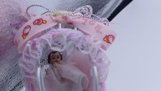 Muñeca nanny paseando bebe para casa de muñecas