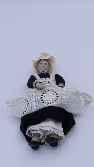 Muñeca nanny paseando bebe para casa de muñecas