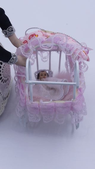 Muñeca nanny paseando bebe para casa de muñecas