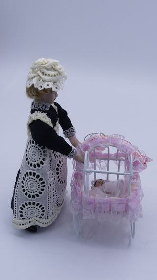 Muñeca nanny paseando bebe para casa de muñecas