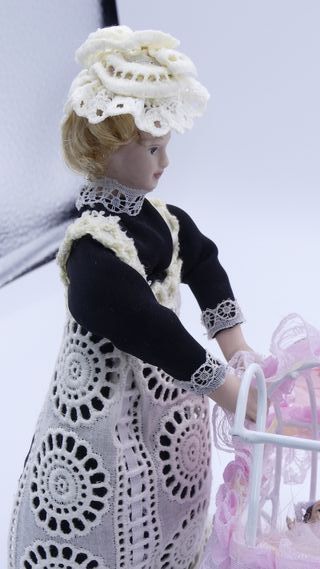 Muñeca nanny paseando bebe para casa de muñecas