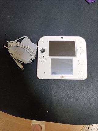 Nintendo 2DS roja y blanca