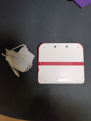Nintendo 2DS roja y blanca