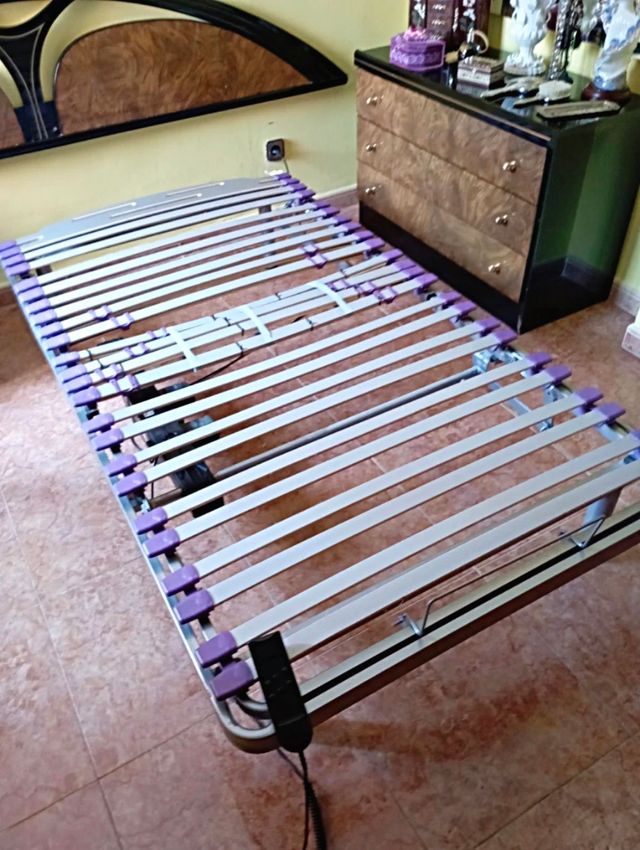 Cama articulada eléctrica con mando.