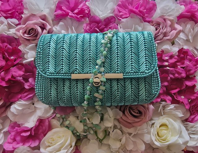 Borsetta verde acqua intrecciata