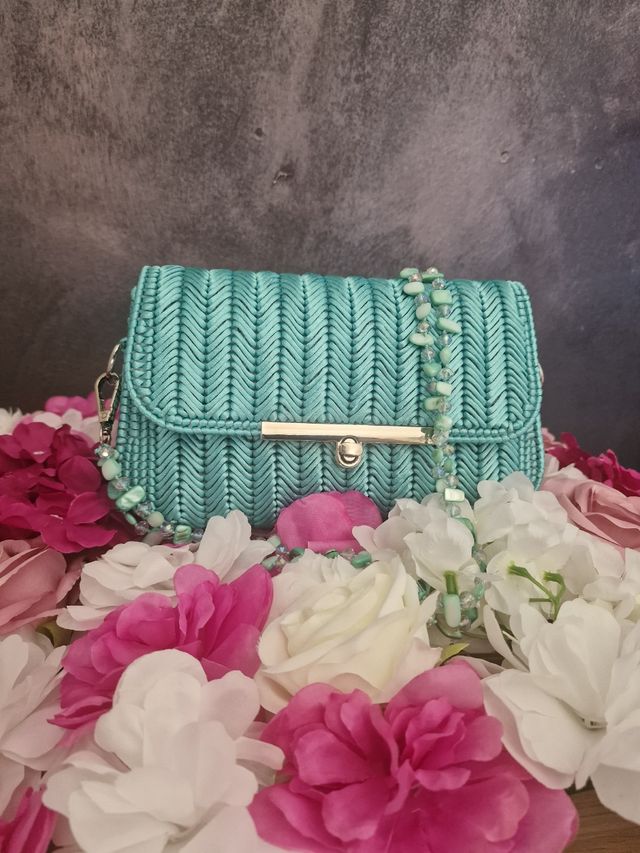 Borsetta verde acqua intrecciata