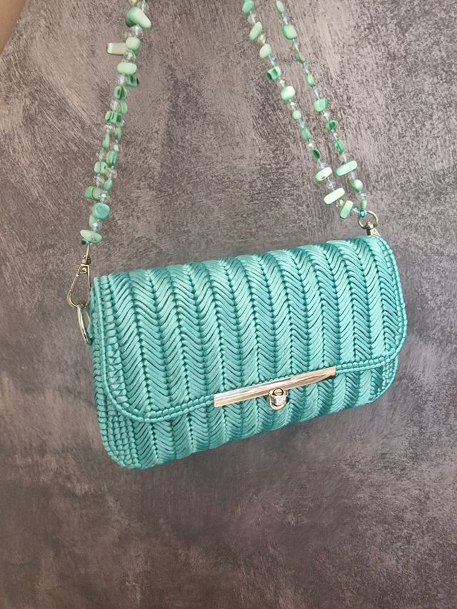 Borsetta verde acqua intrecciata