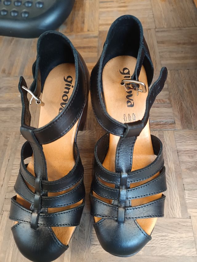 Sandálias Ginova Pretas - Salto Médio