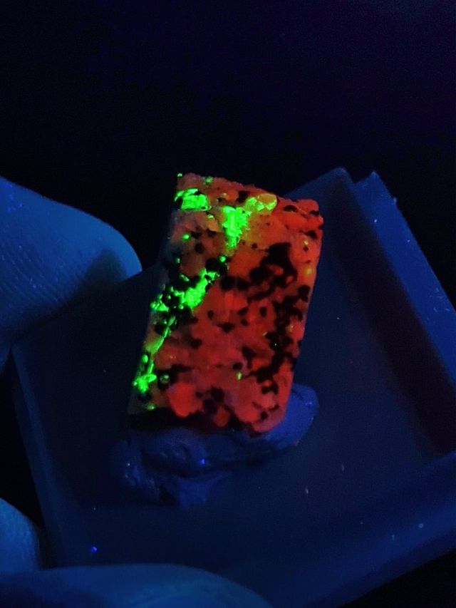 Insolito cristallo minerale fluorescente Willemite