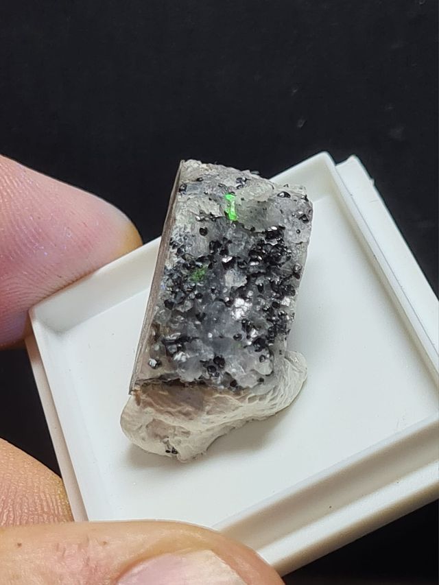 Insolito cristallo minerale fluorescente Willemite