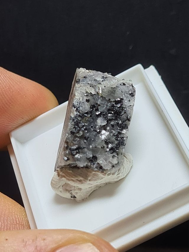 Insolito cristallo minerale fluorescente Willemite