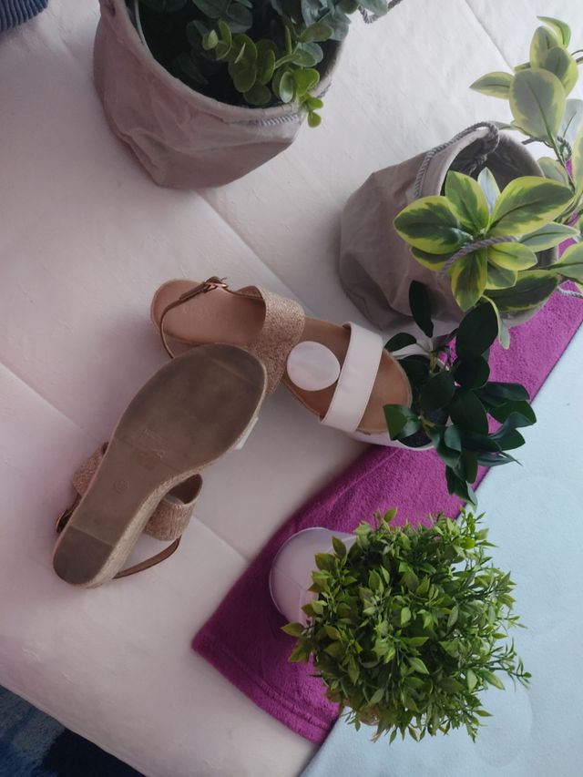 Cuñas doradas y blancas