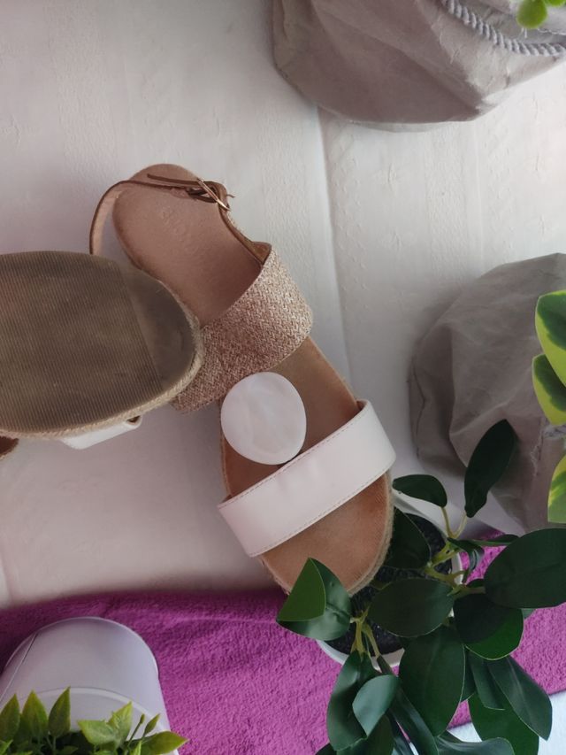 Cuñas doradas y blancas