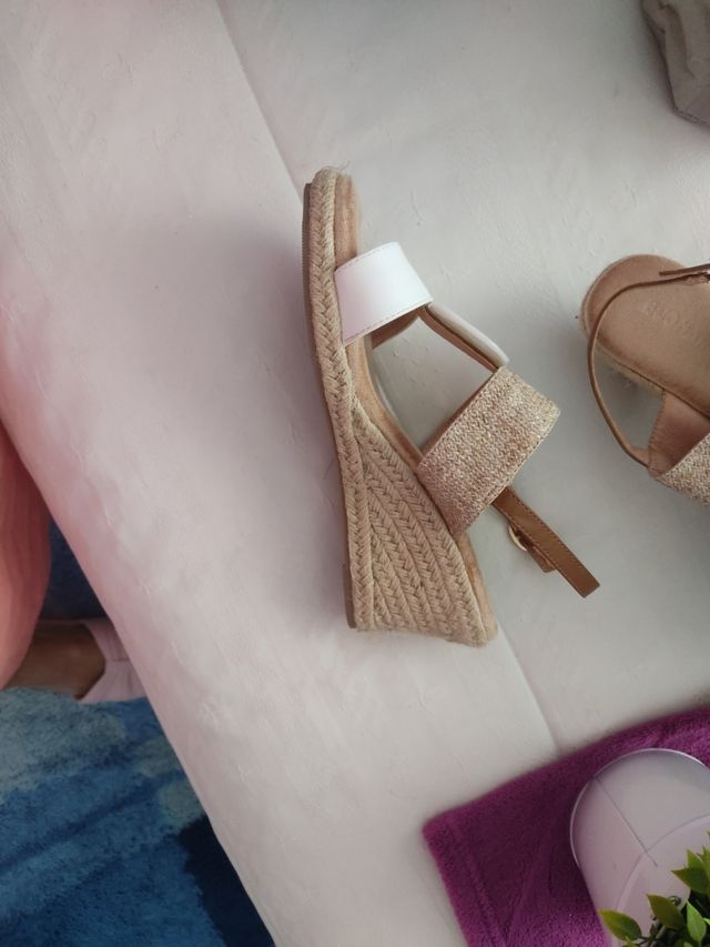 Cuñas doradas y blancas