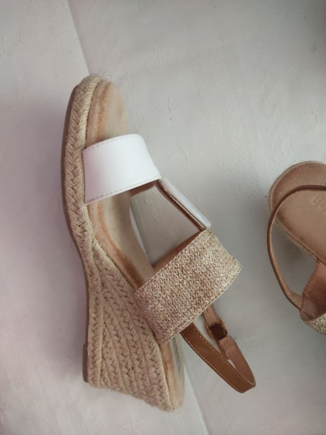 Cuñas doradas y blancas