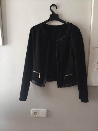 Chaqueta negra corta