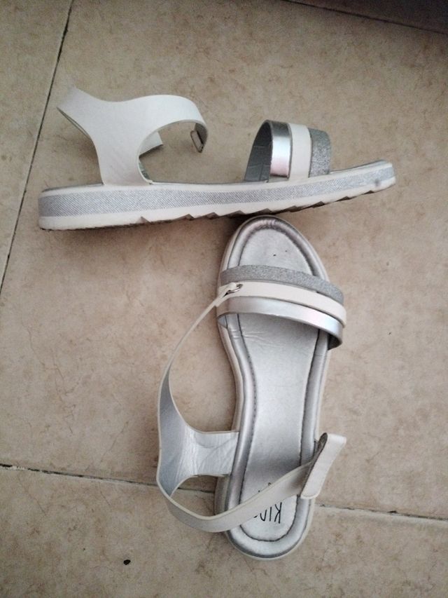 Sandalias niña blancas y plateadas