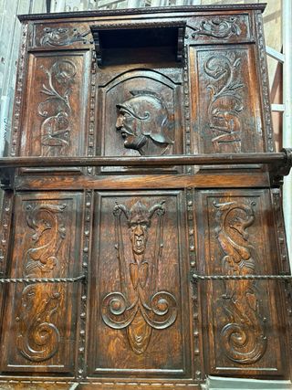 Muebles antiguos estilo gótico