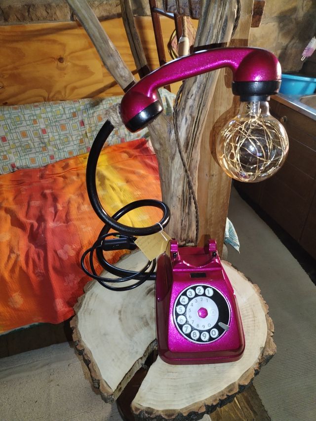 Telefoni vintage rosa e viola nero e rame e altro