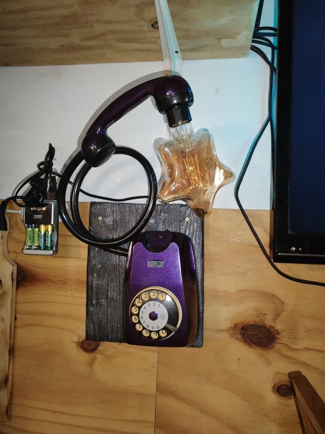Telefoni vintage rosa e viola nero e rame e altro