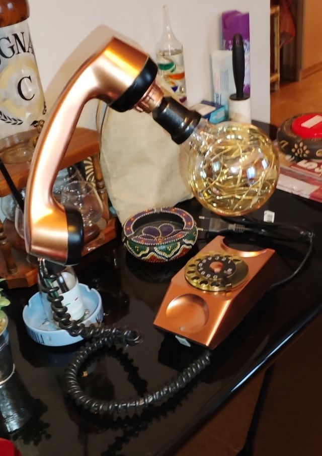 Telefoni vintage rosa e viola nero e rame e altro