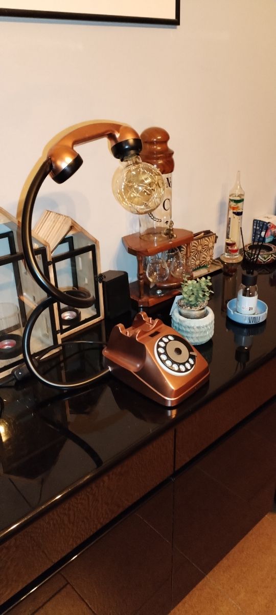 Telefoni vintage rosa e viola nero e rame e altro