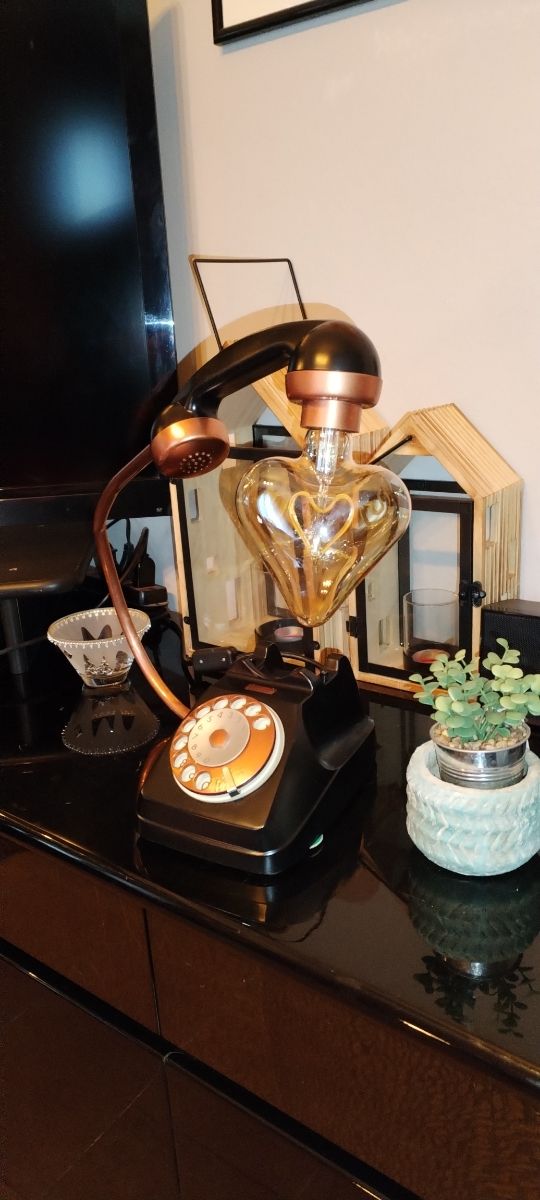 Telefoni vintage rosa e viola nero e rame e altro