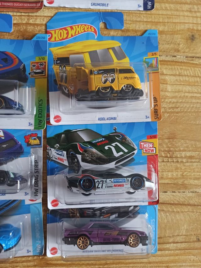 13 Hot Wheels + 1 matchbox