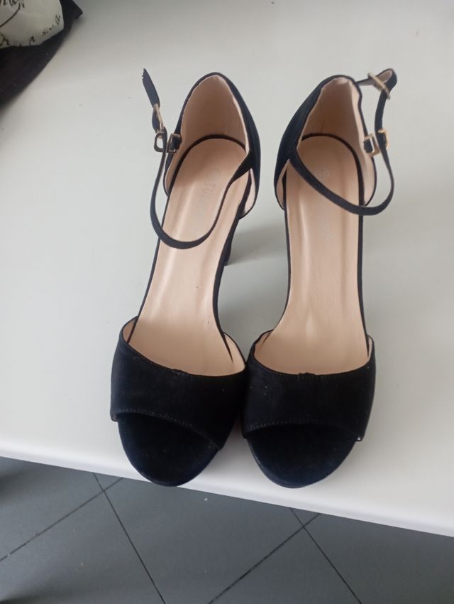 Sandali neri con cinturino