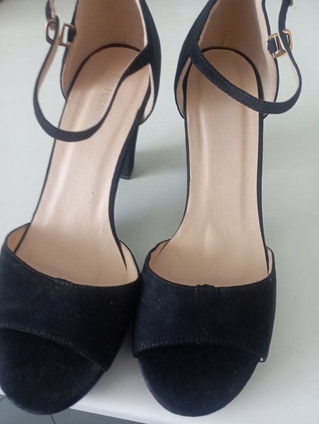 Sandali neri con cinturino