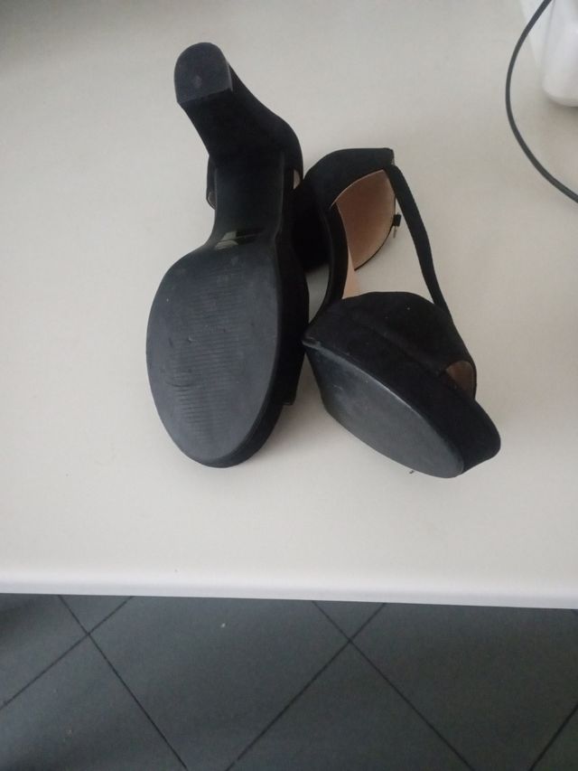 Sandali neri con cinturino