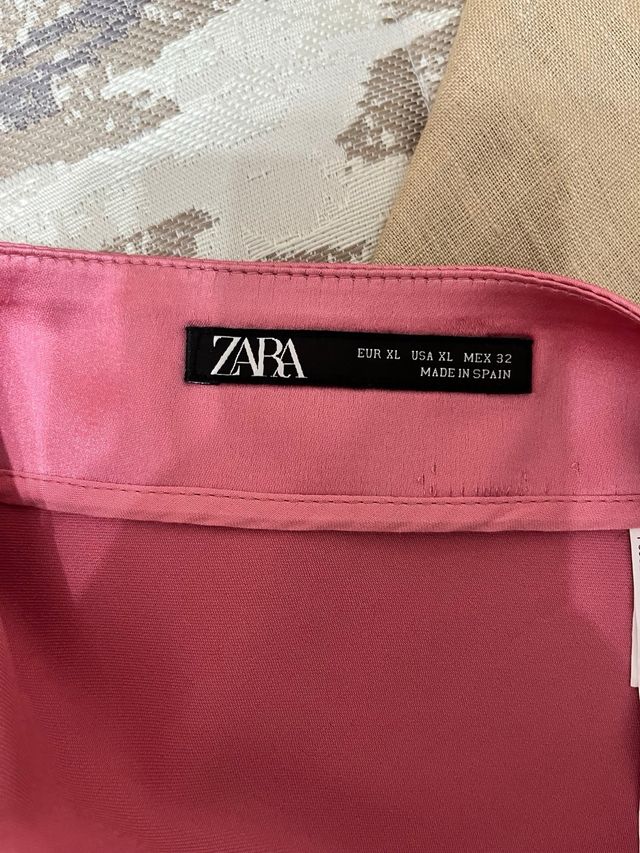 Falda midi satinada Zara rosa