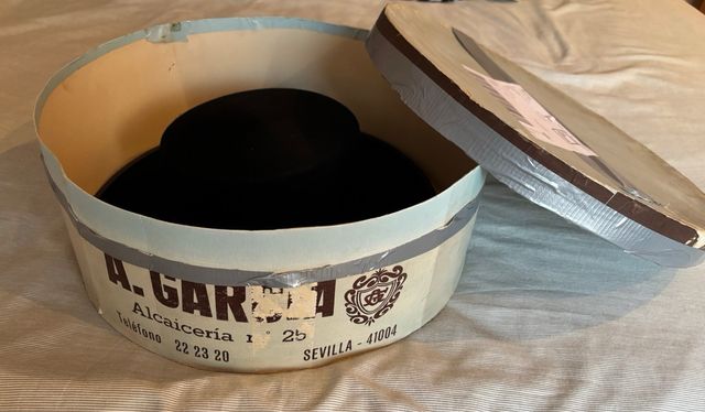 Sombrero cordobés de ala ancha de lana negro.