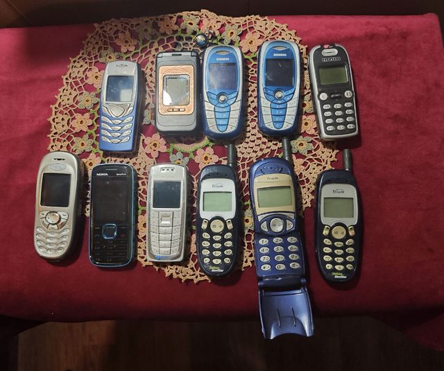 11 Teléfonos móviles antiguos con baterías