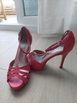 Sandalia tacón fucsia