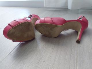 Sandalia tacón fucsia