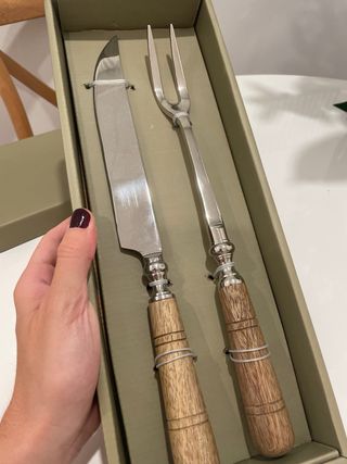 Cuchillo y tenedor trinchar madera