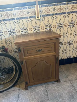 Mueble antiguo y máquina de coser