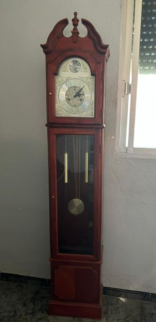 Mueble antiguo y máquina de coser