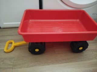 Remolque rojo de juguet3