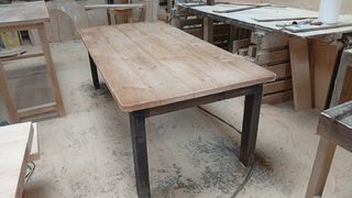 Mesa rústica de madera .