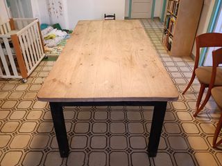 Mesa rústica de madera .