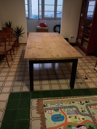 Mesa rústica de madera .