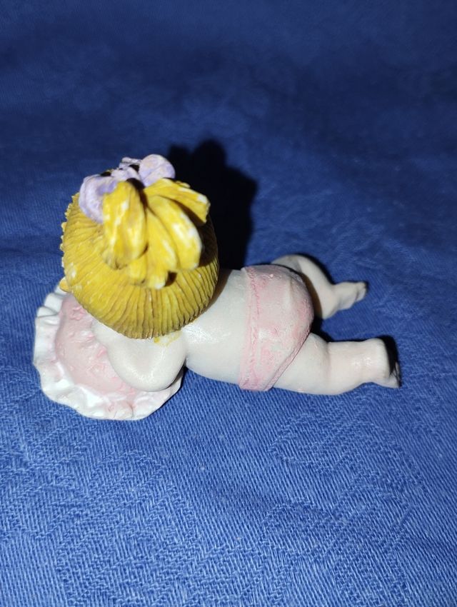 Statuina bimba tenera