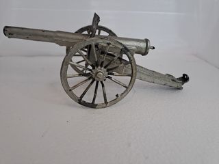 Cañón antiguo de juguete