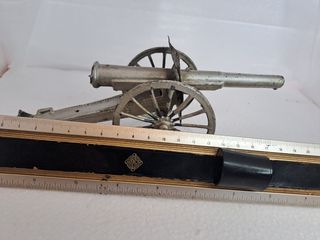 Cañón antiguo de juguete