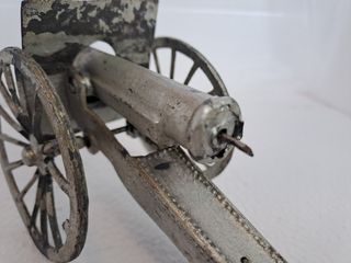 Cañón antiguo de juguete