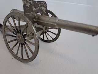 Cañón antiguo de juguete