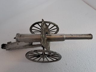 Cañón antiguo de juguete